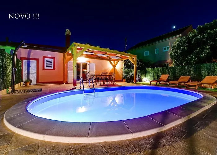 Holiday Home Orange With Heated Pool And Parking