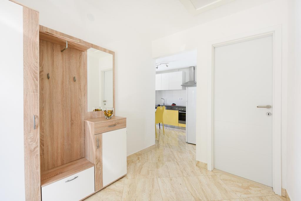 Orange With Heated Pool And Parking Ferienhaus Zadar