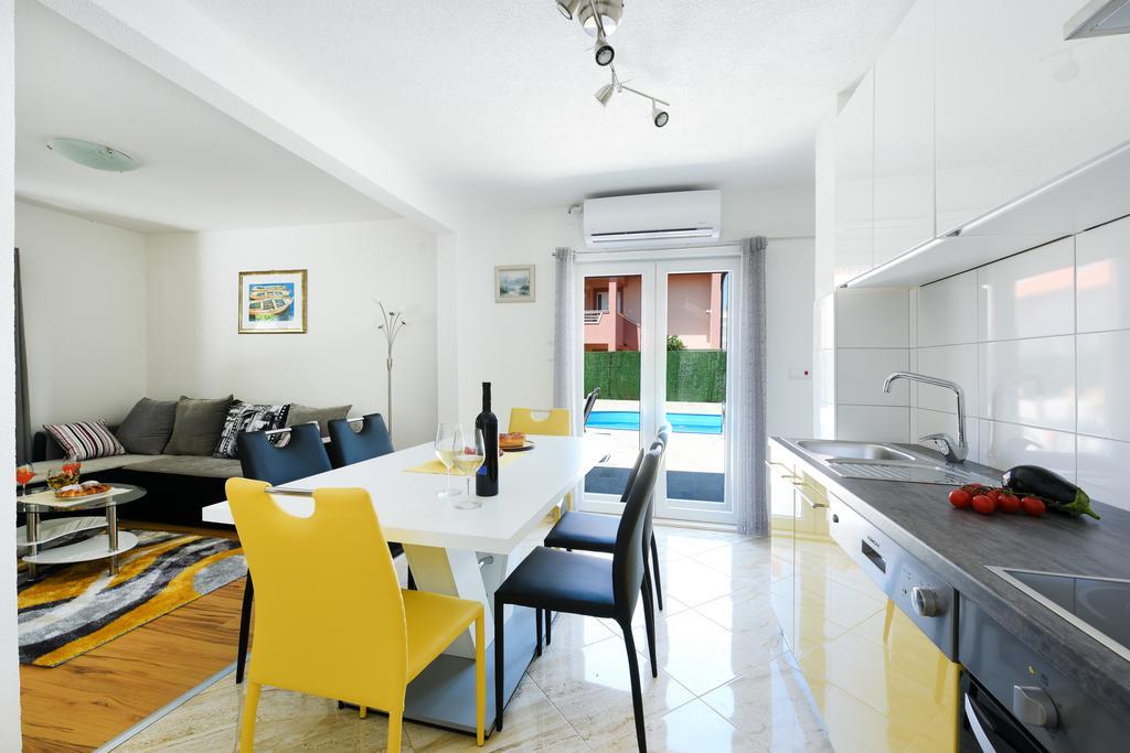 Orange With Heated Pool And Parking