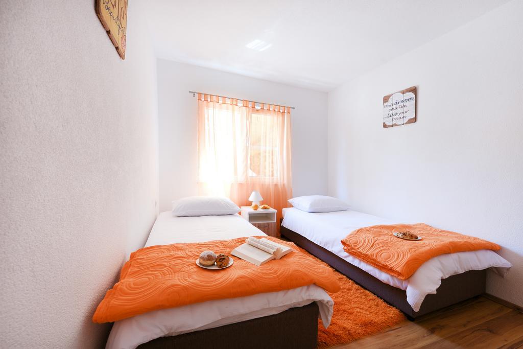 Orange With Heated Pool And Parking