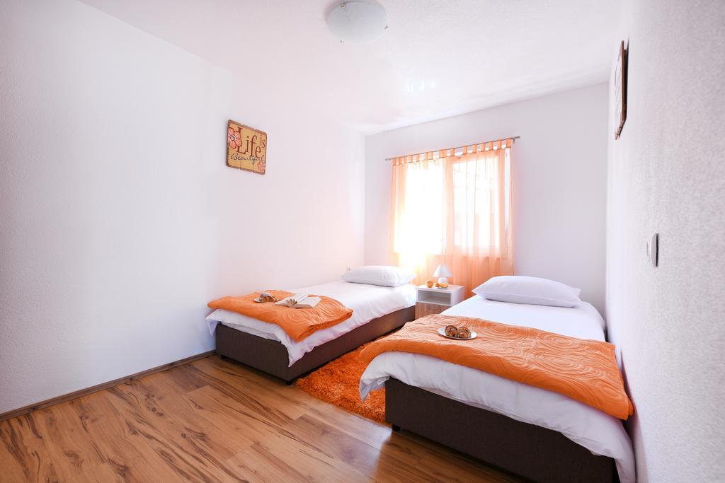 Ferienhaus Orange With Heated Pool And Parking Zadar