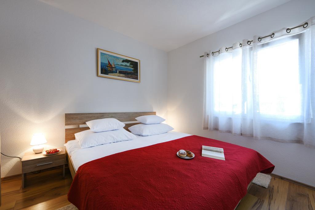 Orange With Heated Pool And Parking Ferienhaus Zadar