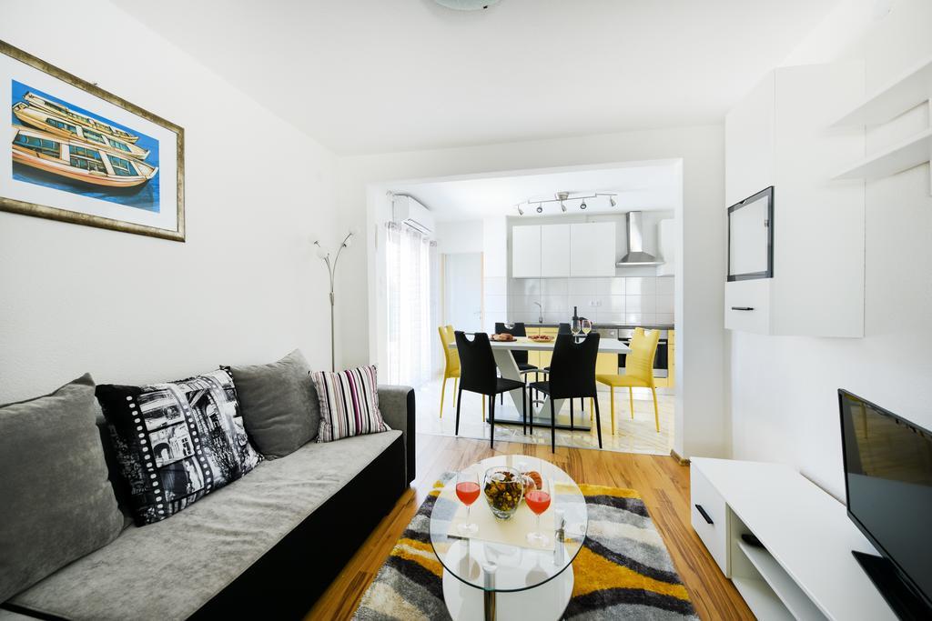 Orange With Heated Pool And Parking Zadar