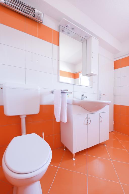 Orange With Heated Pool And Parking